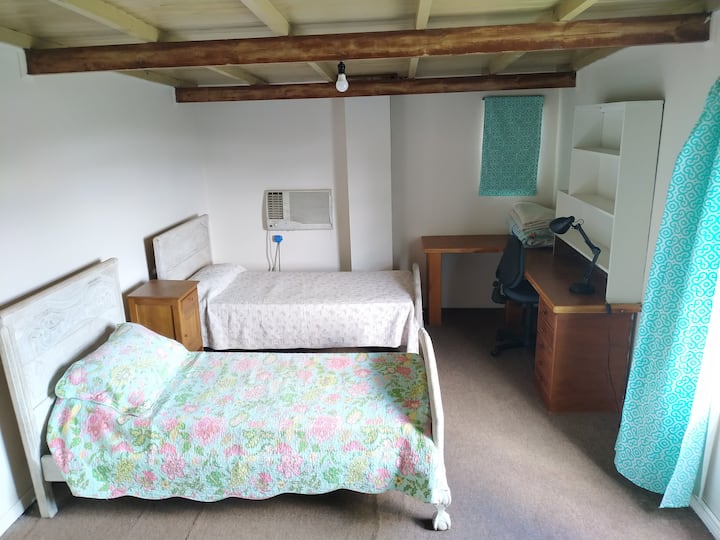 Altillo amplio con dos camas individuales y una doble