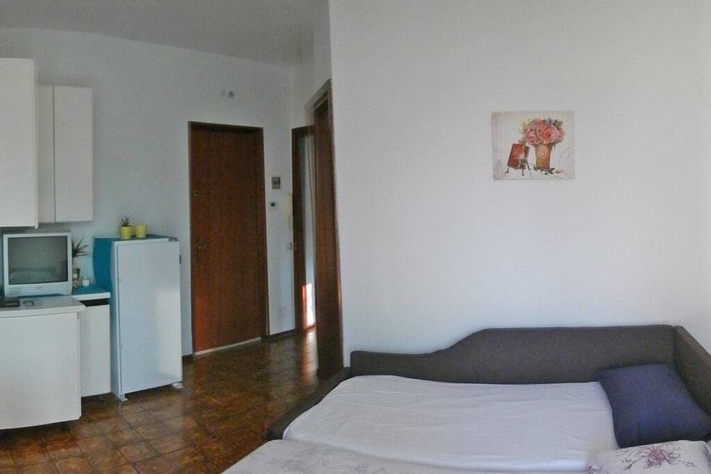 Sala da pranzo con cucina e divano-letto