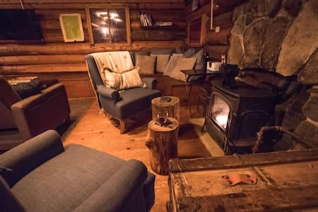 Cozy Log Cabin/Private Hot Tub/Brook/Fireplace