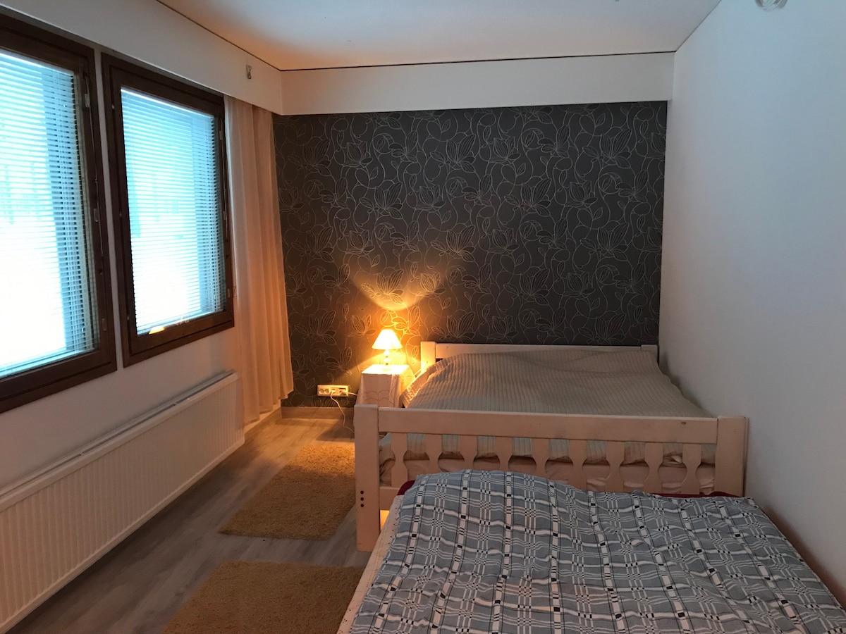 غرفة نوم مع 2 سرير منفصل مع إطلالة على الجانب الشرقي - makuuhuone 2 eri sängyllä