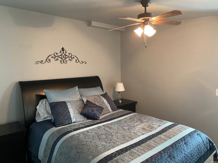 Главна спална соба со брачен кревет (широк 150-179 см) и две големи држачи за ноќевање со по три фиоки.