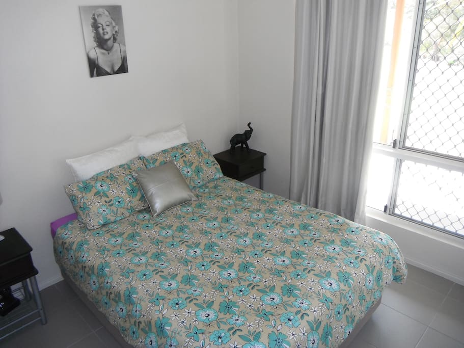 Bedroom 2 - Queen Bed