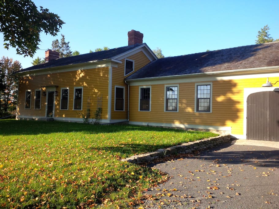 Restored 1830s farmhouse near Bloomfield and Wellington