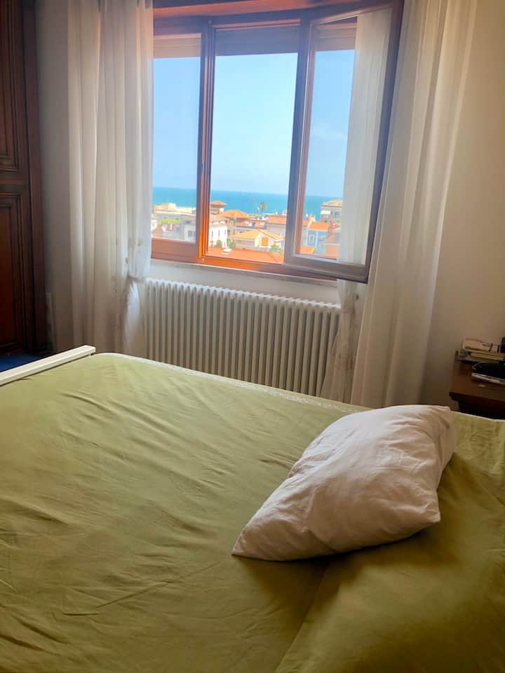 Izba s manželskou posteľou, obrátená na východ, vybavená šatníkom a sprchovacím kútom.