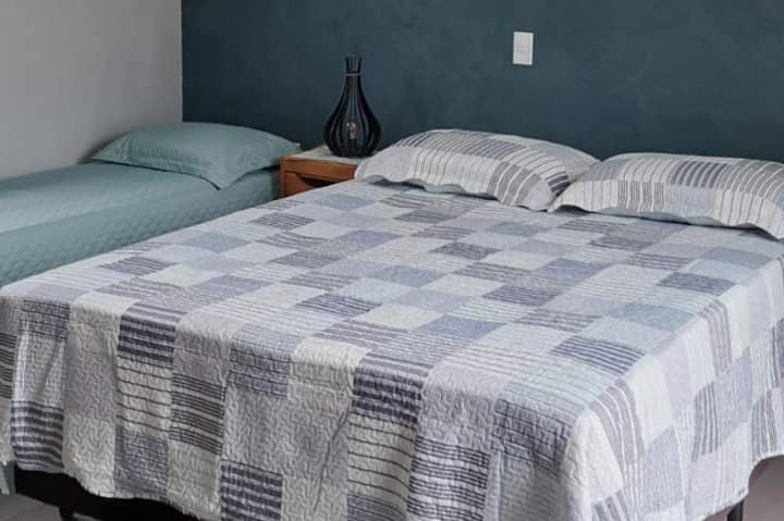 APARTMAN: s bračnim krevetom i krevetom za jednu osobu. Idealno za 3 osobe. 
Ormarić i stropni ventilatori. Entrada de ar natural e super ventilado.