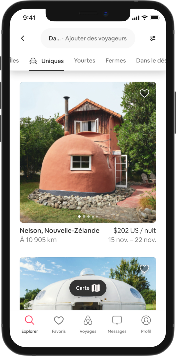 Un téléphone mobile affiche dans des onglets une sélection de lieux insolites où séjourner, tels que des îles, des yourtes, des fermes et bien plus encore. Les séjours affichés se trouvent dans la nouvelle catégorie « Atypique », et la première annonce est une maison en forme de botte.