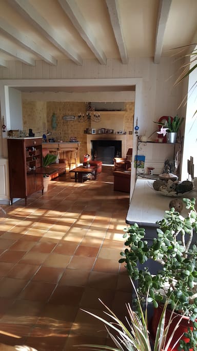 Salon avec télévision, ordinateur
et espace détente.