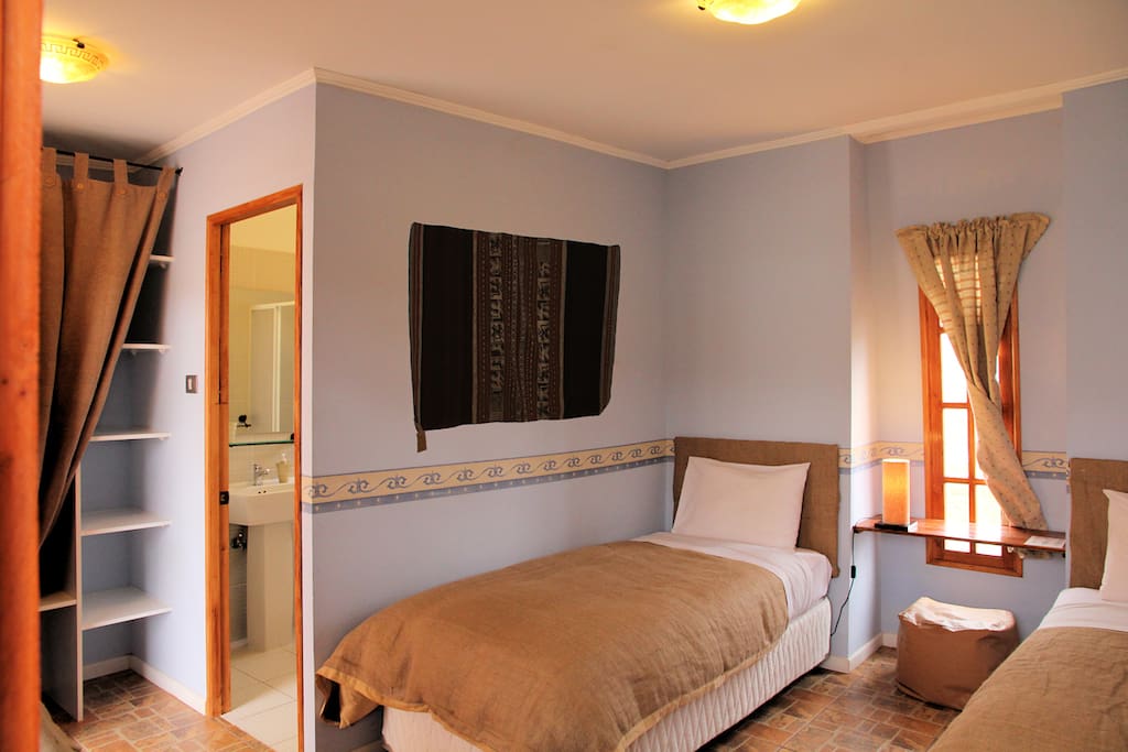 Twin room w. bathroom and 2 sgl beds.