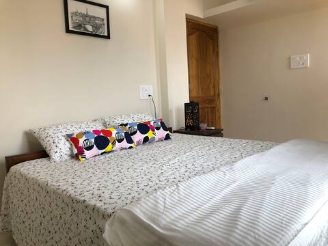 Cozy stay in the Temple City with a hill view!