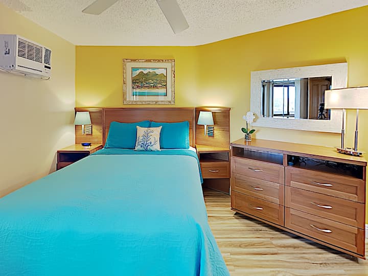 Dormitorio principal con cama tamaño queen para una buena noche de descanso.