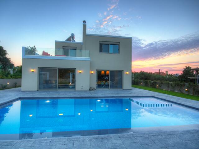 4-bedroom villa with pool, 300m from sandy beach gallery image 5