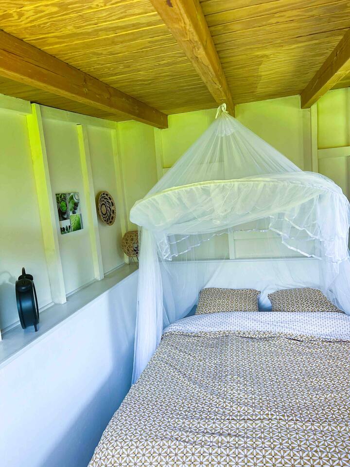 Spavaća soba 2: klima-uređaj, bračni krevet, mreža za komarce.