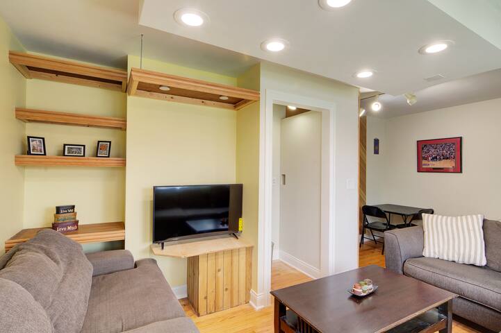 Large 12 Bedroom Chicago Home- Sleeps 25 gallery image 2