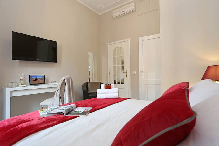 带衣柜入口的卧室