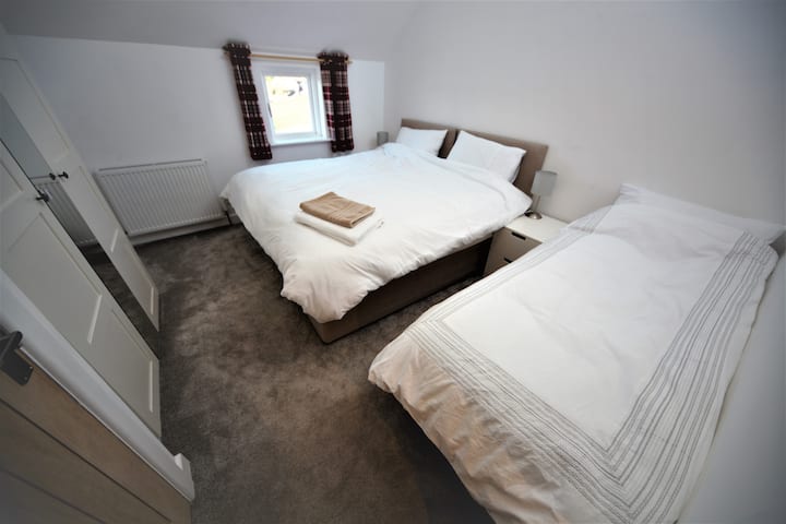 Chumba cha kulala 4, Super king double na hiari rollaway moja, au vitanda vitatu vya mtu mmoja.