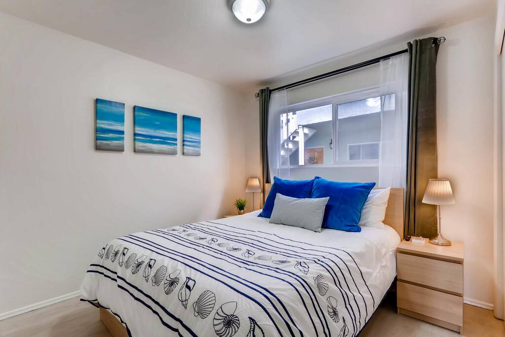Queen size bed in 2nd bedroom