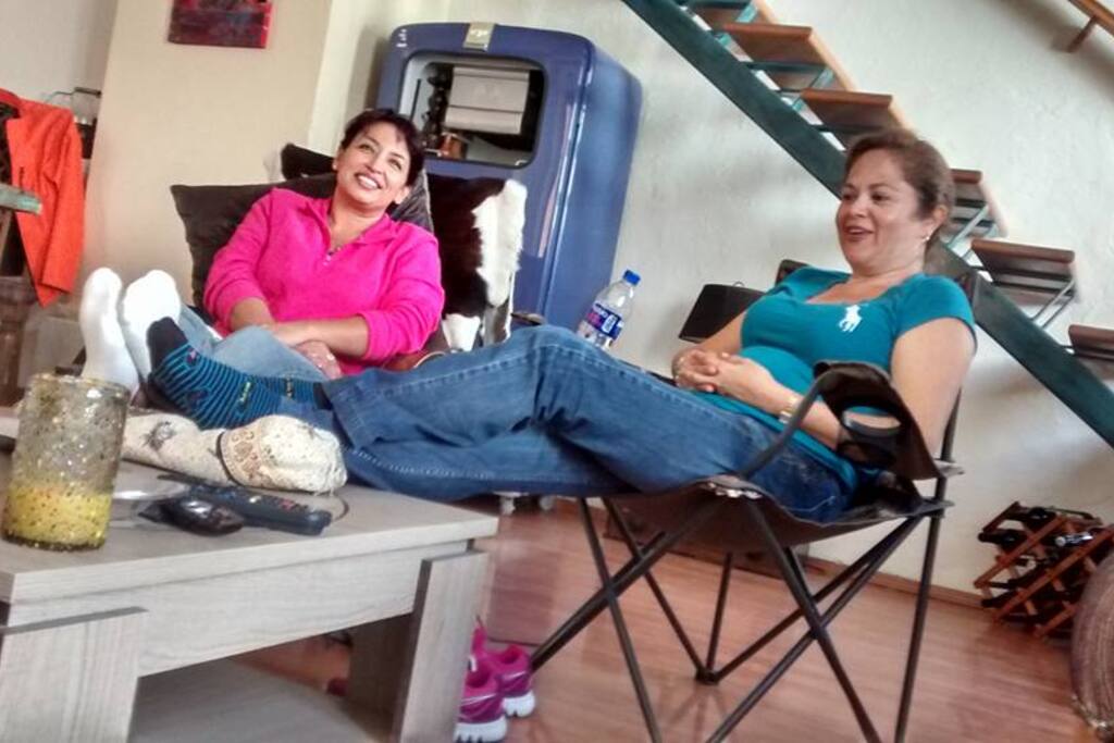 La casa en su interior tiene un tampaco. La parte baja es comedor sala y en la parte de arriba recamara con baño compartido