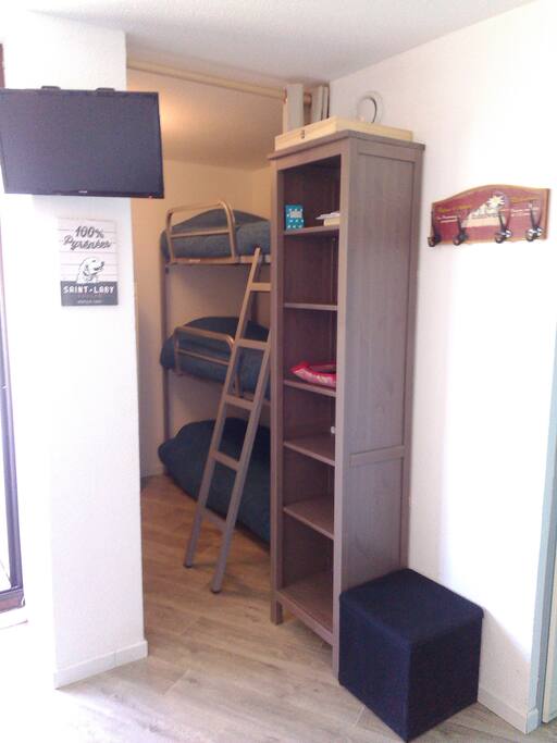 Vue de la chambre, combiné TV/DVD, meuble de rangement.