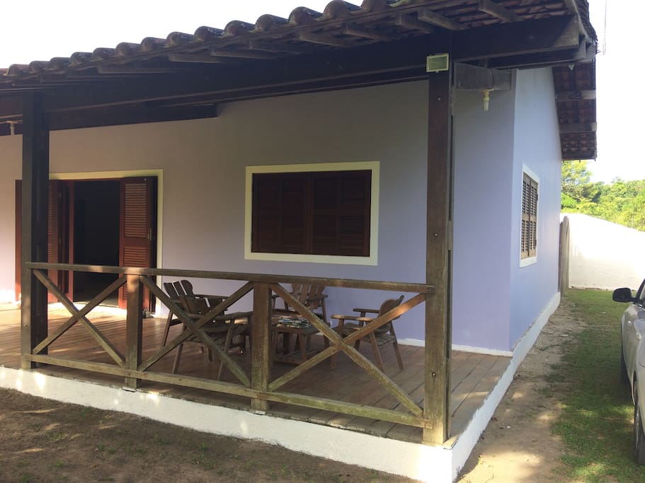 Terraço da frente e imagem lateral da casa
