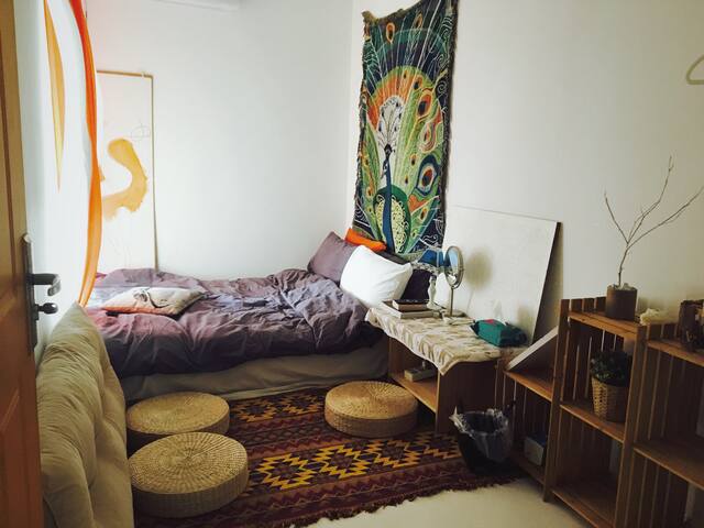 You are welcome to come to eat my meal to sleep My cat is lying on my bed to be a photographer and stylist's home/koko@Brother's remodeling hut