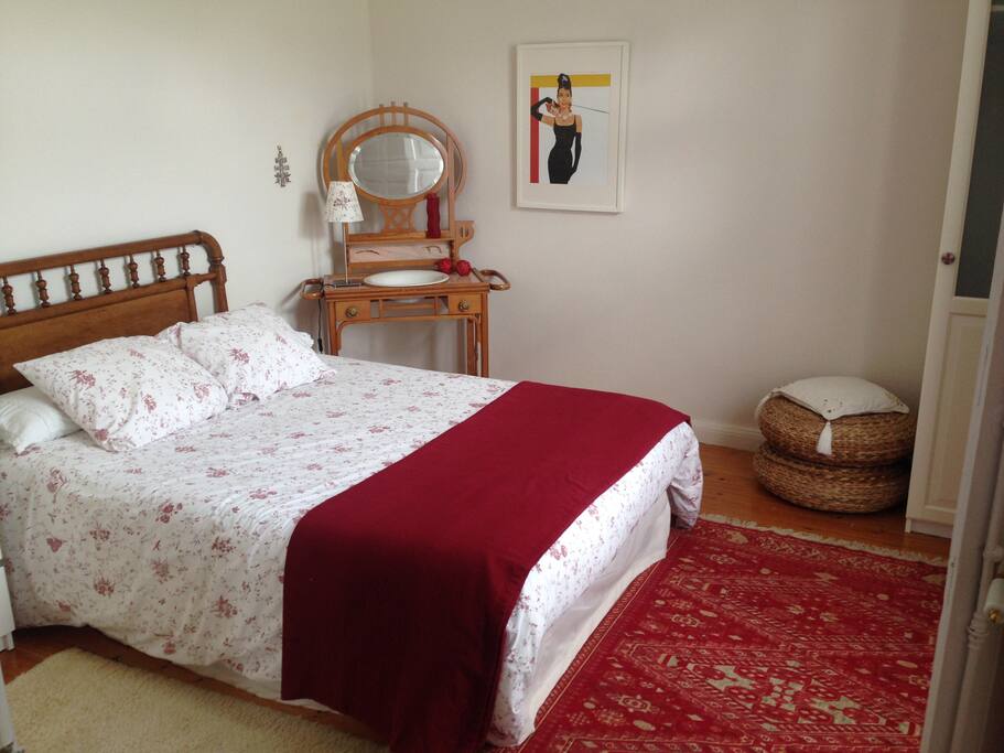 Dormitorio con cama de 135