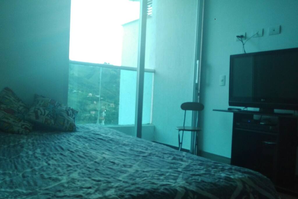 habitación cama semidoble/Direct TV premium