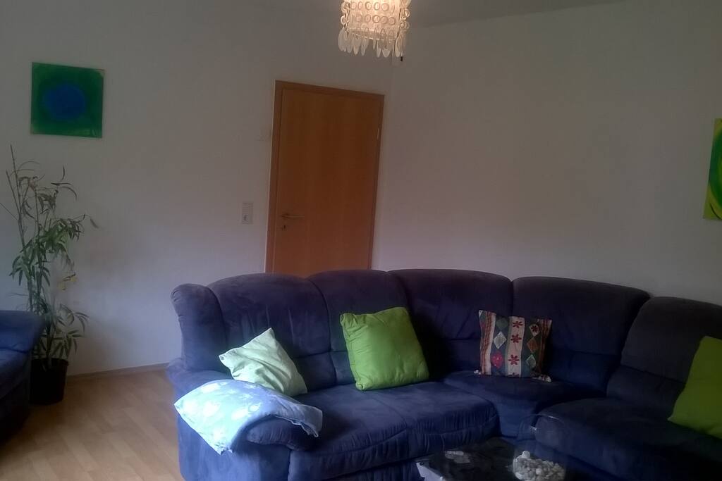 Das Wohnzimmer mit Sat-TV