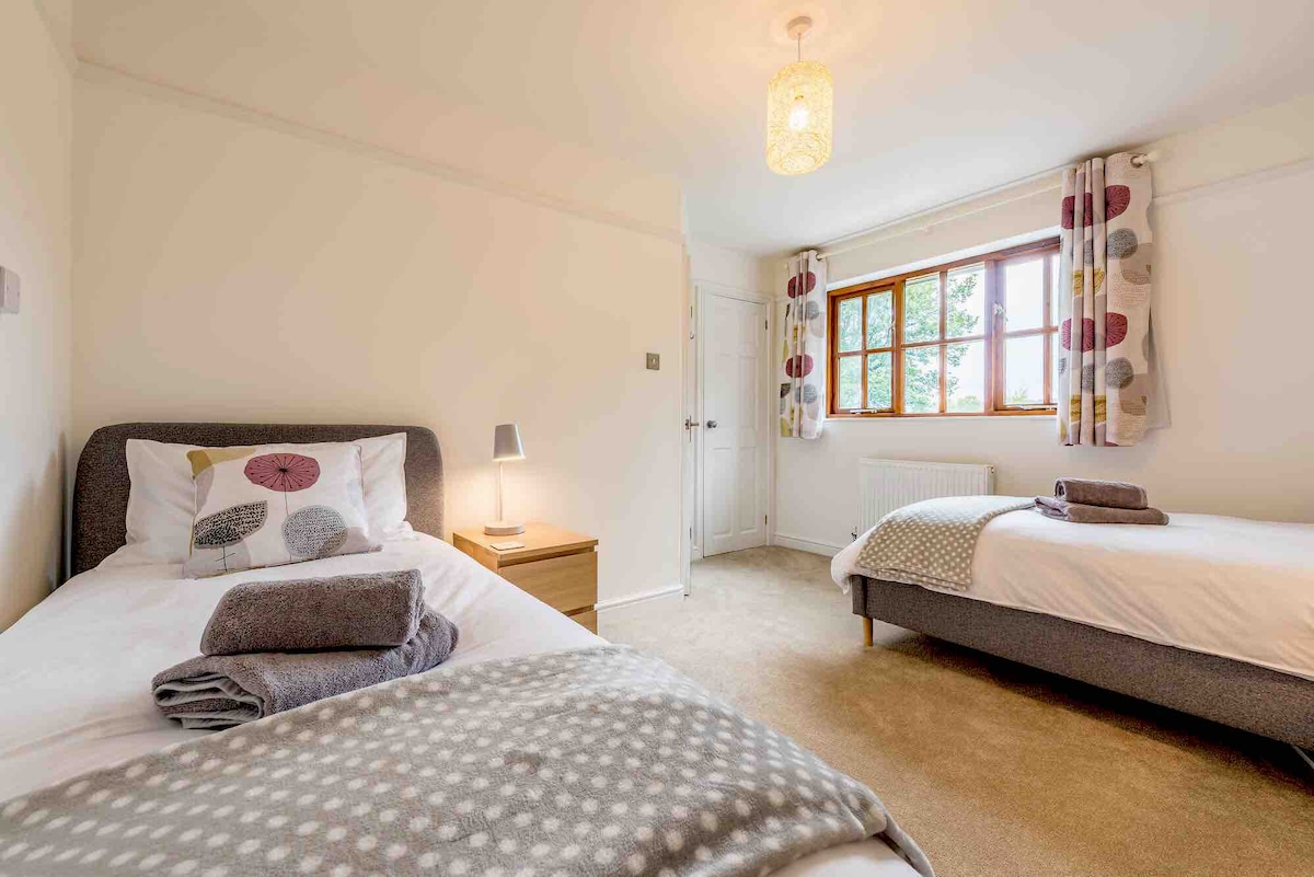 宽敞的双床房。