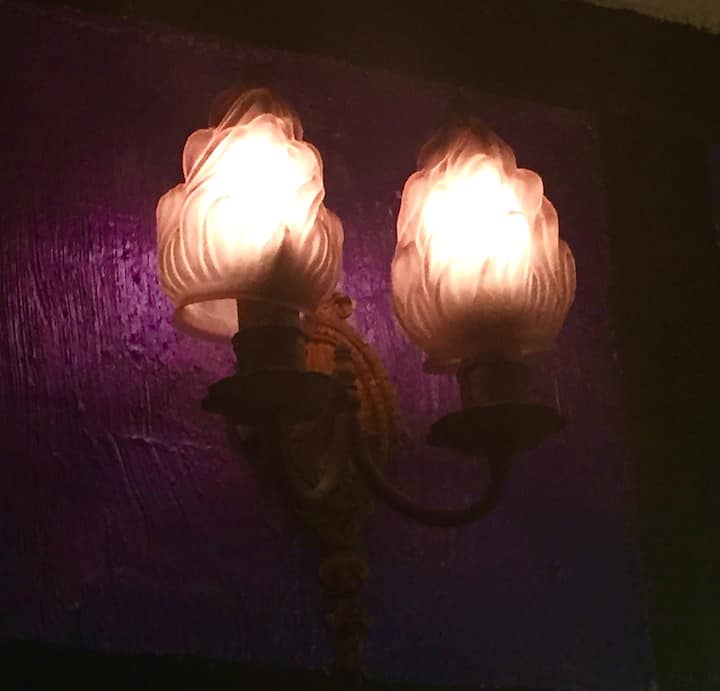 Detalle de persianas de luz vintage de la era de la casa de 1926. 