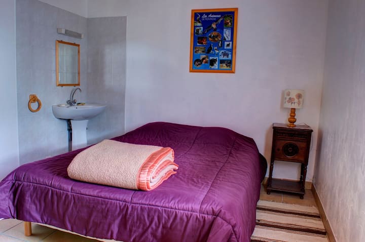 Quarto vindo de baixo. 160x200 cama. A cama é protegida por uma capa de colchão e lã, bem como uma lã por travesseiro, trocada após cada aluguel. 1 colcha e cobertor de lã