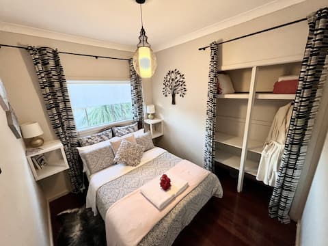 Cottage in the Grove-Cosy Double bedroom