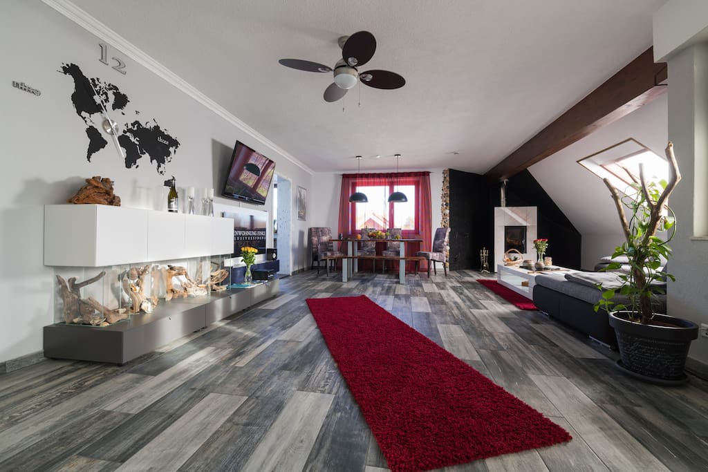 Wohnzimmer mit Holzofen