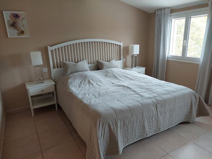 Chambre 1 avec lit 1,80 m x 2,00 m