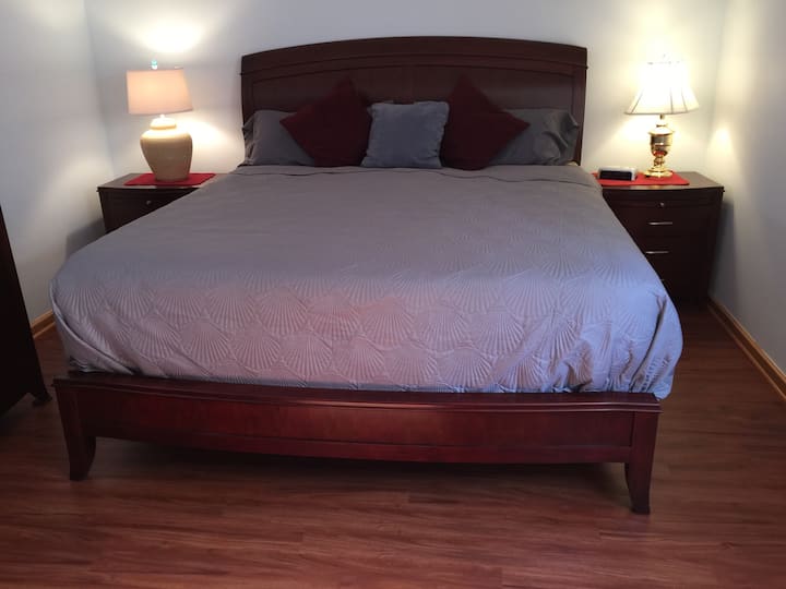 Მთავარი საძინებელი 193 × 203 სმ ზომის საწოლით