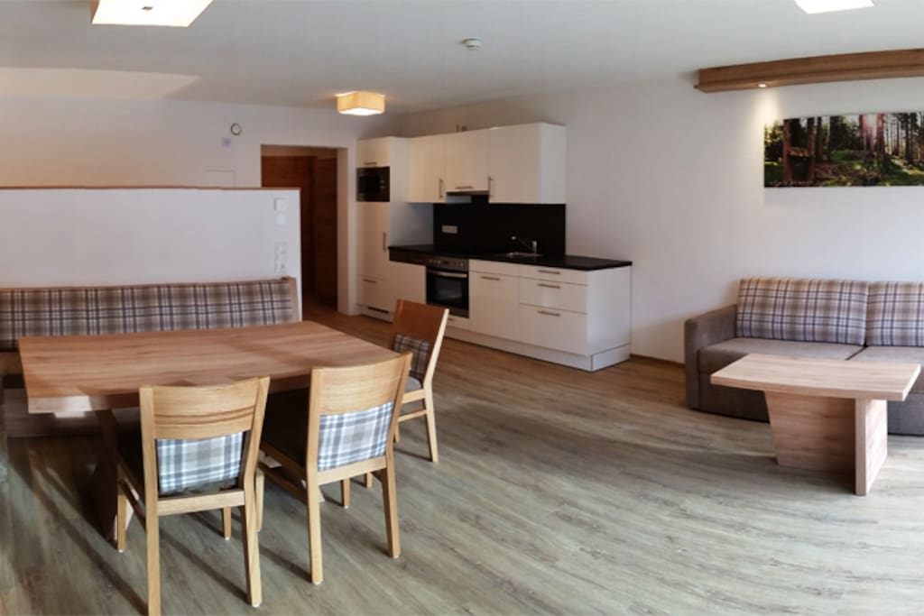 Wohnraum mit Balkon im OG1