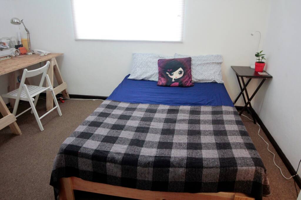 Cama tamaño matrimonial.
