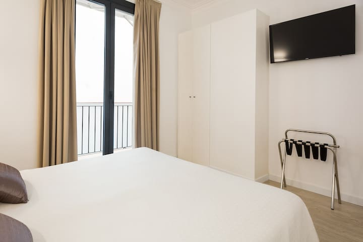 BIG SUNNY apartment with FREE WIFI gallery image 5