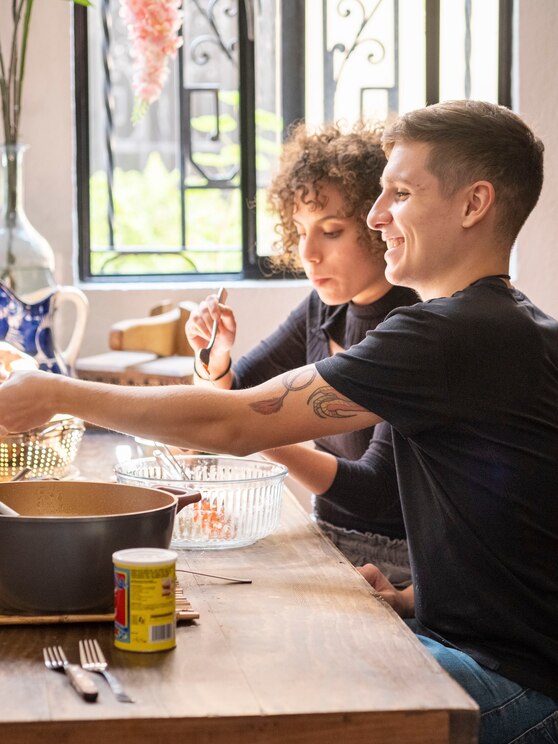 Show full-screen, host-provided image