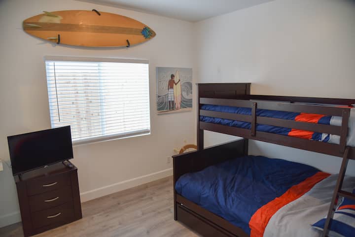 غرفة نوم ثالثة مع أسرّة بطابقين (كوين/توأم)