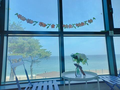 [Gangwon Castle] Tranquil ocean view # Secluded beach 10 seconds on foot # Donghae sunrise from bed 