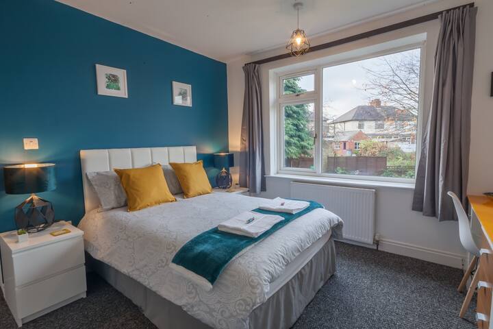 Marvellous room close to the centre + uni. Parking