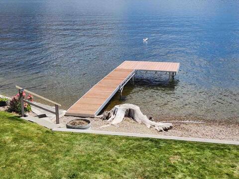 Tranquil Lakeside Home Minutes to DT!