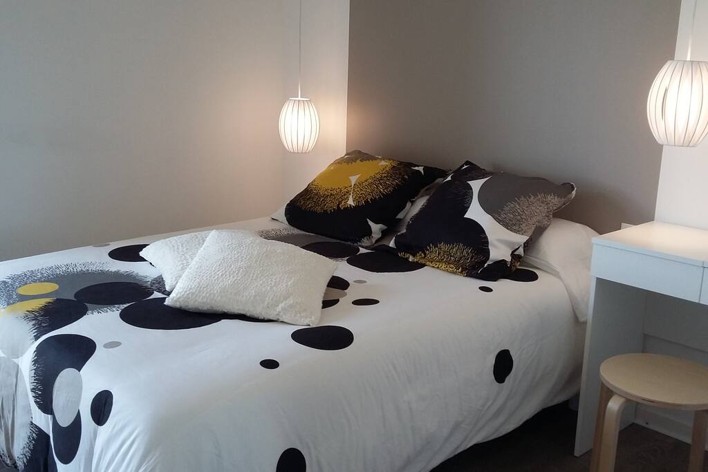 Confort de couchage avec lumière suspendue et interrupteurs en tête de lit.