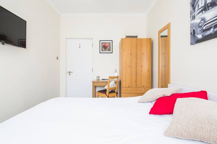 Classic Private Double Bedroom & Study