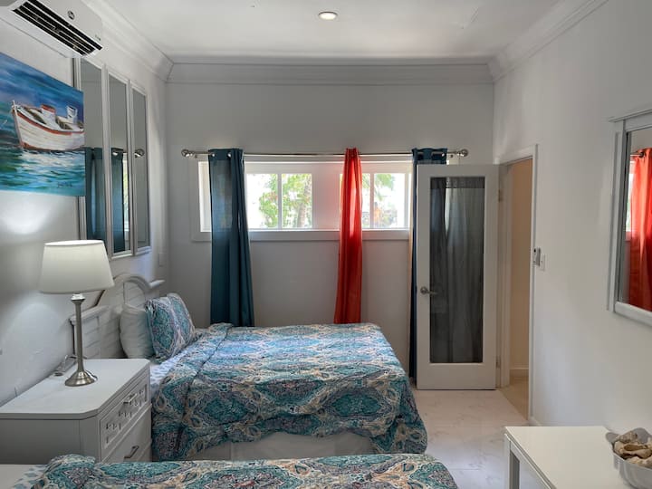 Dormitorio3 con dos camas dobles y baño en suite.
