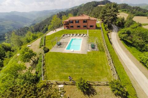 Rural Tuscany | Villa with panoramic private pool