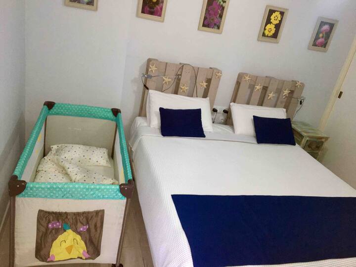 Имаме соба со многу голем кревет (180 см) како што се појавува на фотографијата.
Во детското креветче има сѐ што ви треба (јорган, чаршафи, резервни делови...). Детското креветче е поставено на барање на гостинот.