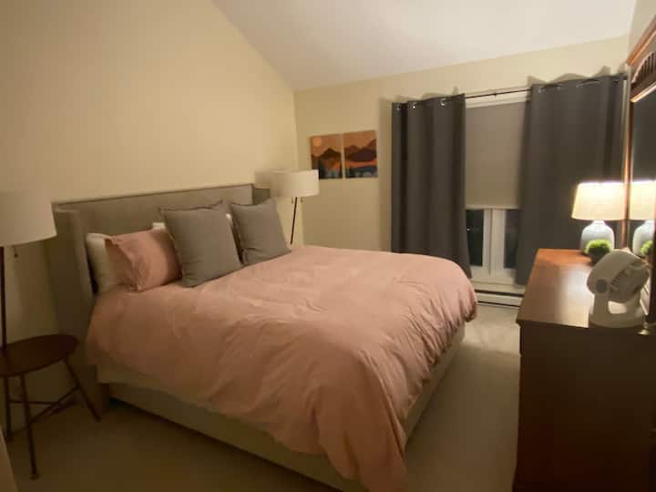 חדר שינה 2, מיטת קליפורניה קינג סייז יוקרתית עם אמבטיה פרטית. 

אורח: "בהחלט אחד מ - Airbnb הטובים ביותר שהתארחתי בהם אי פעם. נגיעות אישיות והמיטה הכי נוחה בעולם, פשוטו כמשמעו. זו לא השכרה זולה של איקאה, זה יותר כמו בית"