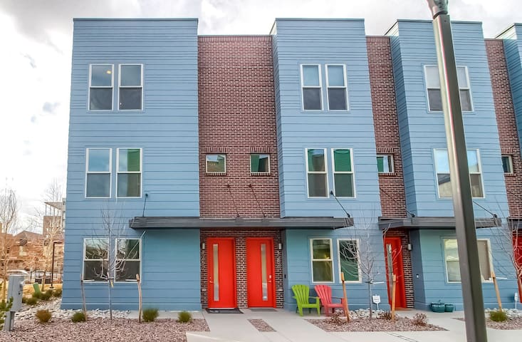 Modern downtown home w/ rooftop deck & fire pit!!
