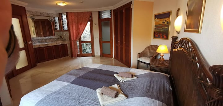 Dormitorio 3 con cama doble, aseo independiente, ducha independiente y 2 lavabos.